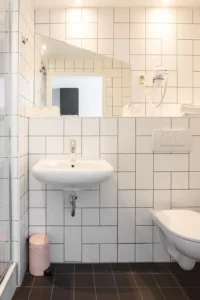 Mabi room plush triple bathroom - Mabi City Centre Hotel Maastricht