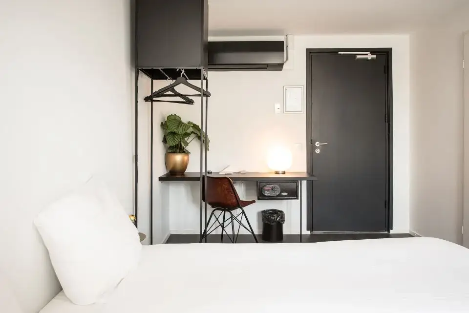 Mabi room plush triple desk closet - Mabi City Centre Hotel Maastricht