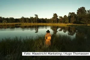 Vrouw aan het water - Maastricht Marketing