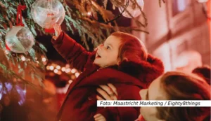 Magisch Maastricht kind met kerstbal - Maastricht Marketing